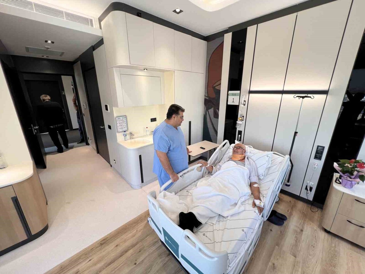 OPERASYONUN, MİNİMAL TEKNİKLERLE GERÇEKLEŞTİRİLDİĞİ VE OMURİLİĞİN RAHATLATILARAK SİNİRLERİN...