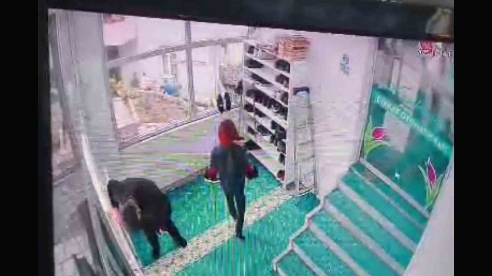 ORDU'NUN ÜNYE İLÇESİNDE CUMA NAMAZI KILMAK İÇİN TORUNUYLA BİRLİKTE CAMİYE GELEN YAŞLI ADAM KALP...