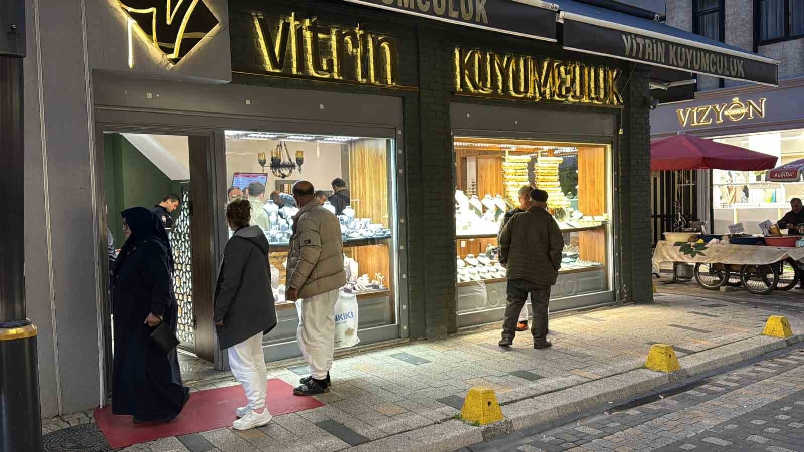 ORDU’NUN ALTINORDU İLÇESİNDE BİR KUYUMCUYA MÜŞTERİ GİBİ GİREN ŞAHIS, SATIN ALACAĞINI SÖYLEYİP...