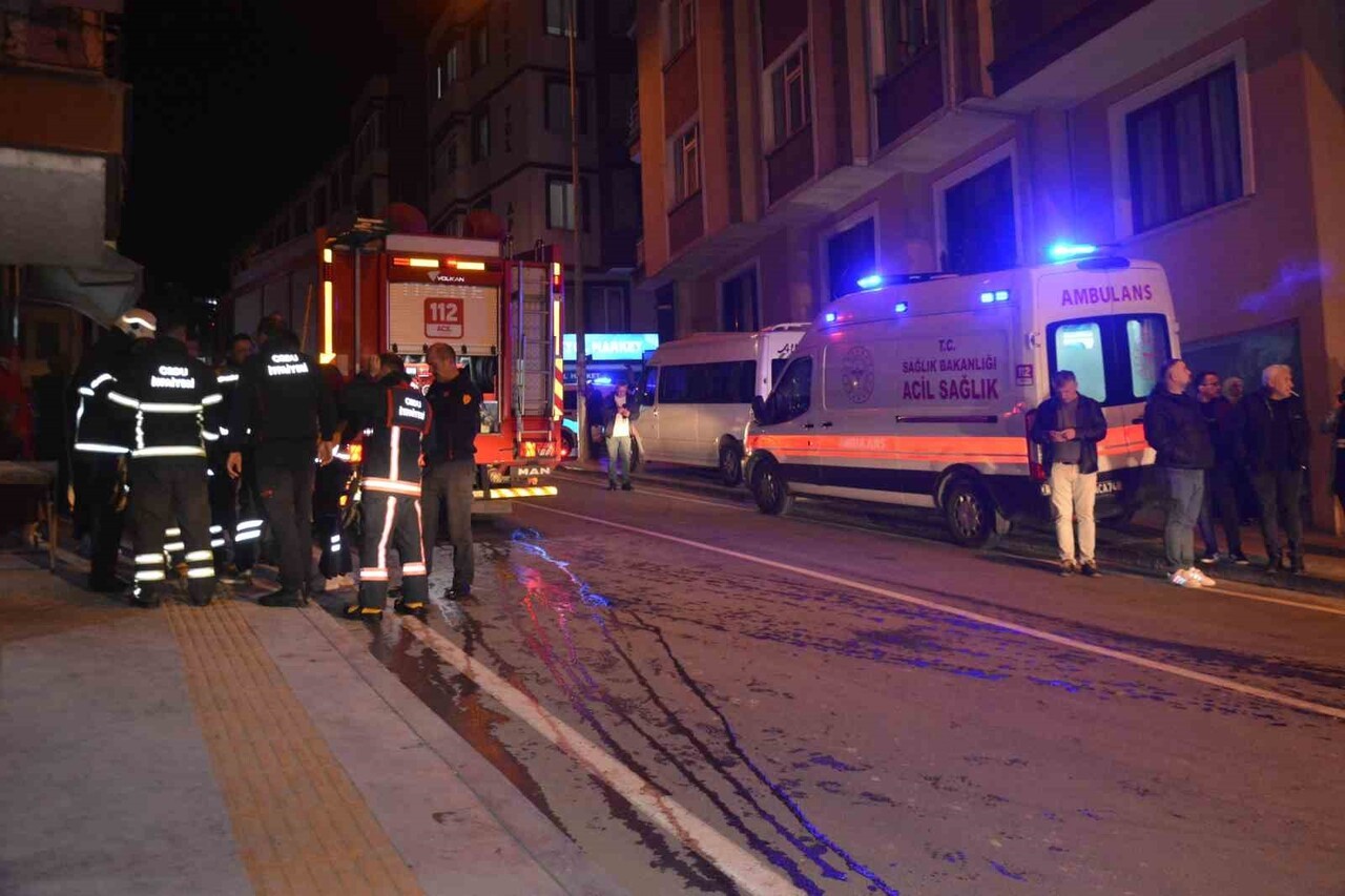 ORDU’NUN ÜNYE İLÇESİNDE BİR BİNADA ÇIKAN YANGININ KISA SÜREDE BÜYÜMESİ SONUCU EVDE BULUNAN ANNE VE...