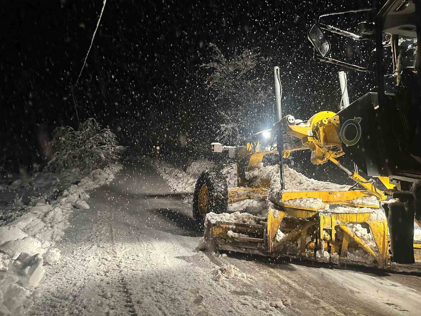 ORDU-SİVAS KARA YOLU, ETKİLİ OLAN YOĞUN KAR YAĞIŞI VE TİPİ NEDENİYLE ULAŞIMA KAPANDI.