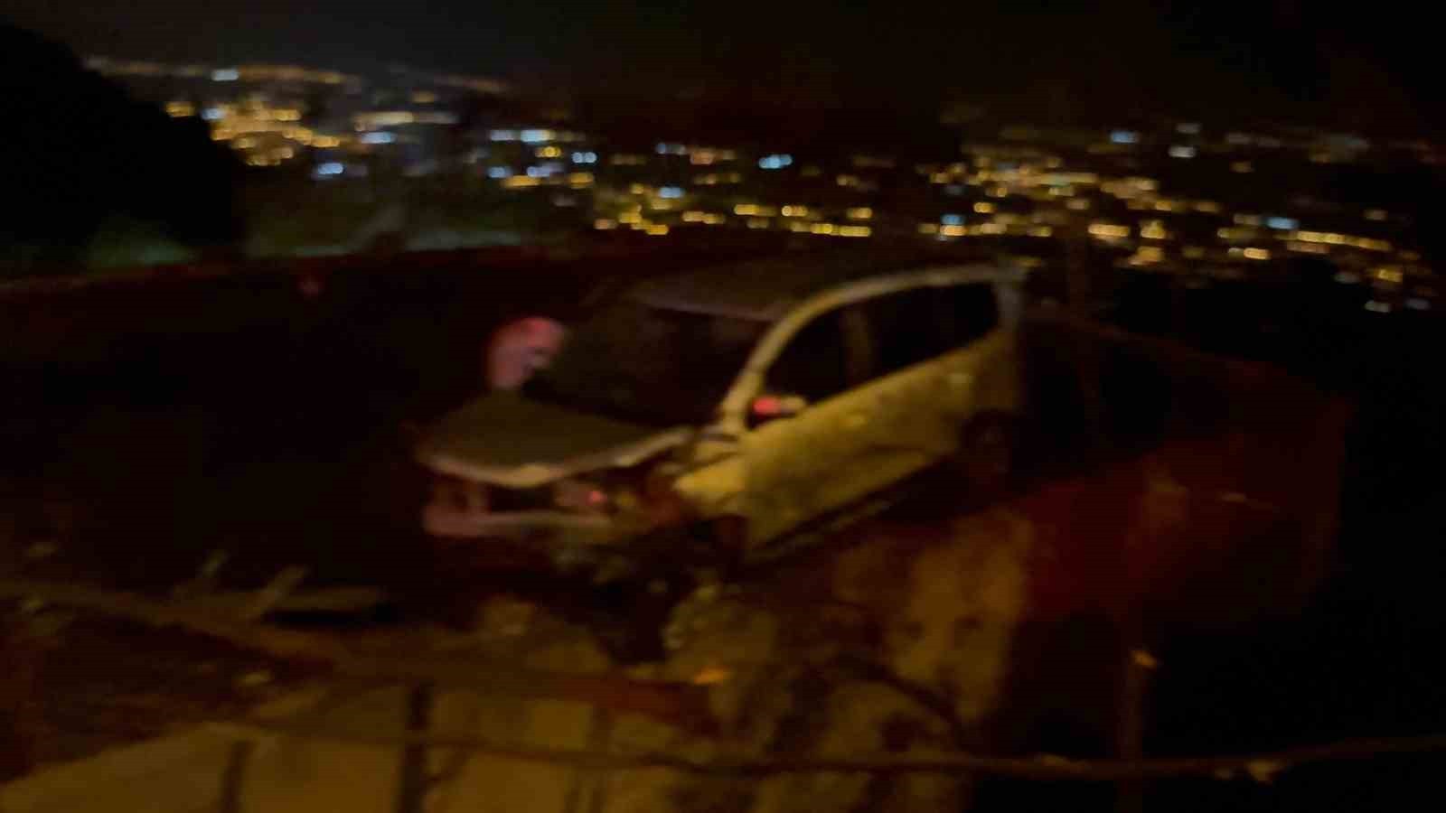 OSMANİYE’DE HAFİF TİCARİ ARAÇ EVİN DAMINA DÜŞTÜ