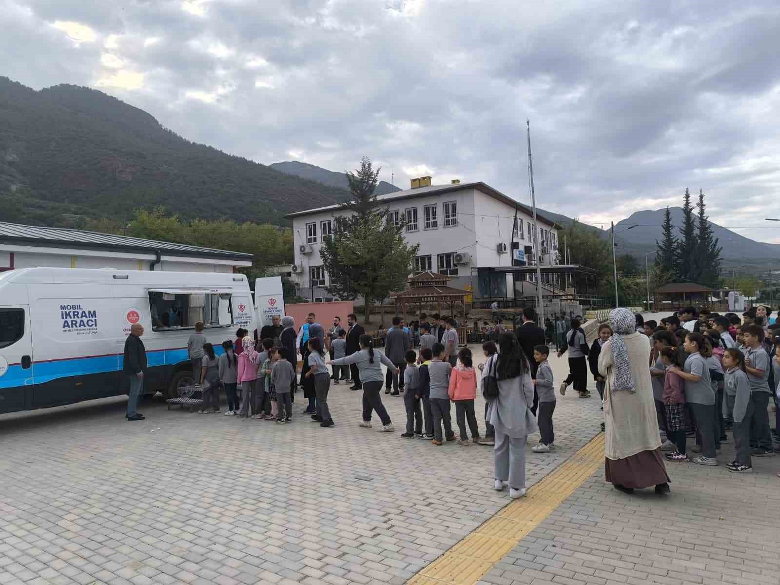 OSMANİYE’DE ÖĞRENCİLERE SICAK ÇORBA İKRAMI