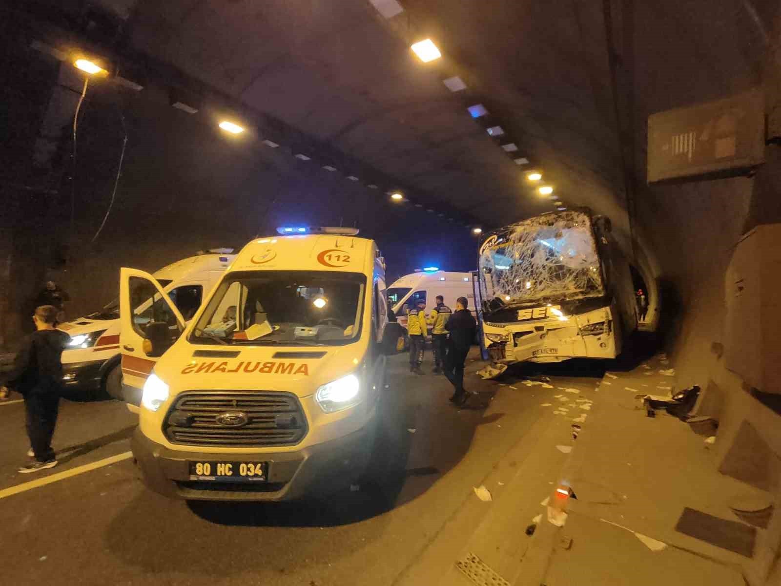 OSMANİYE’DE OTOBÜS İLE TIR ÇARPIŞTI: 5 YARALI