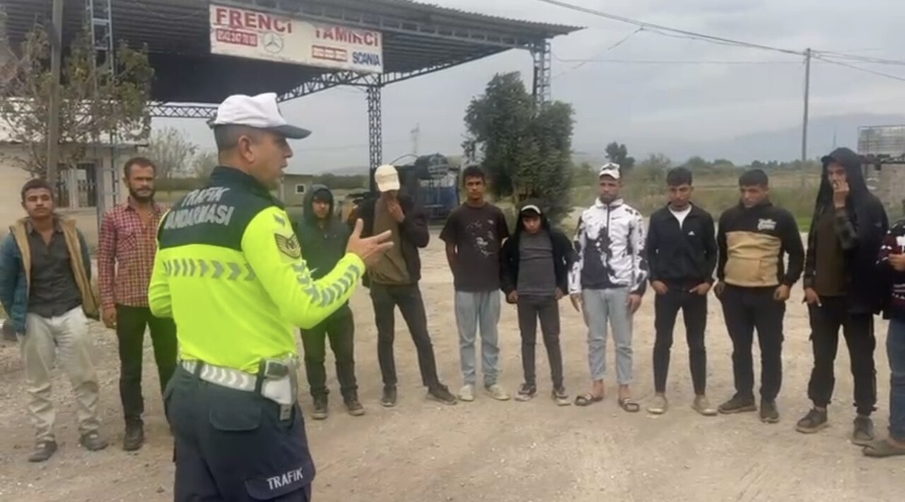 OSMANİYE DURDURULAN ARAÇTA 30 TARIM İŞÇİSİ ÇIKTI