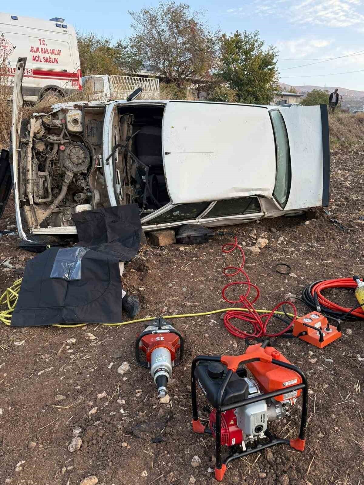 OTOMOBİL, SÜRÜCÜSÜNÜN DİREKSİYON HAKİMİYETİNİ KAYBETMESİ SONUCU TAKLA ATTI. KAZADA SÜRÜCÜ HAYATINI...