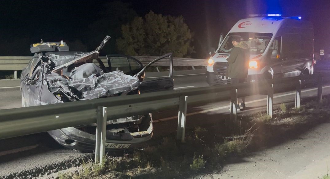 OTOMOBİL TIRA ÇARPTI, 1 KİŞİ HAYATINI KAYBETTİ