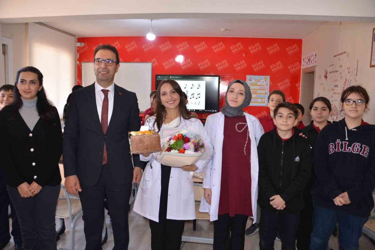 ÖZEL BİLGE KOLEJİ, ÖĞRETMENLER GÜNÜ KAPSAMINDA ANLAMLI BİR ETKİNLİĞE İMZA ATTI. OKULUN KENDİ...