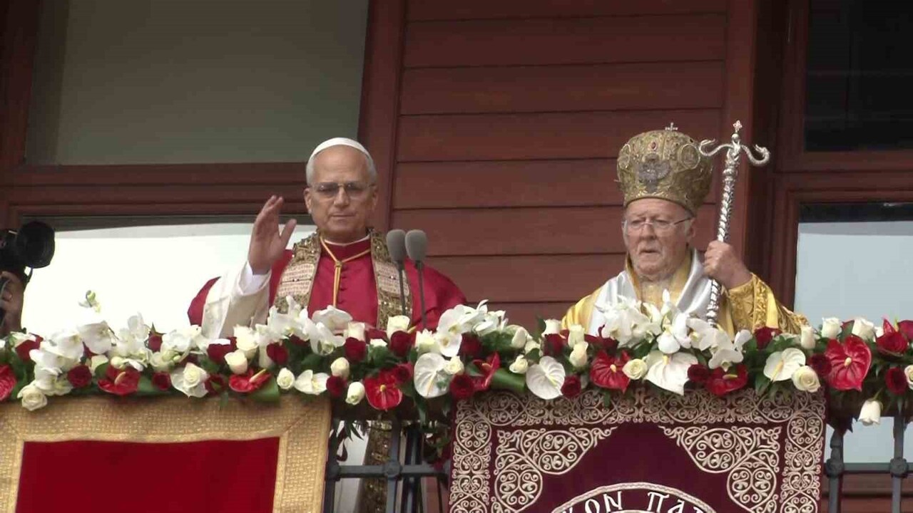 PAPA VE FENER RUM PATRİĞİ BARTHOLOMEOS BALKONA ÇIKARAK BİRLİKTE KATILIMCILARI SELAMLADI.