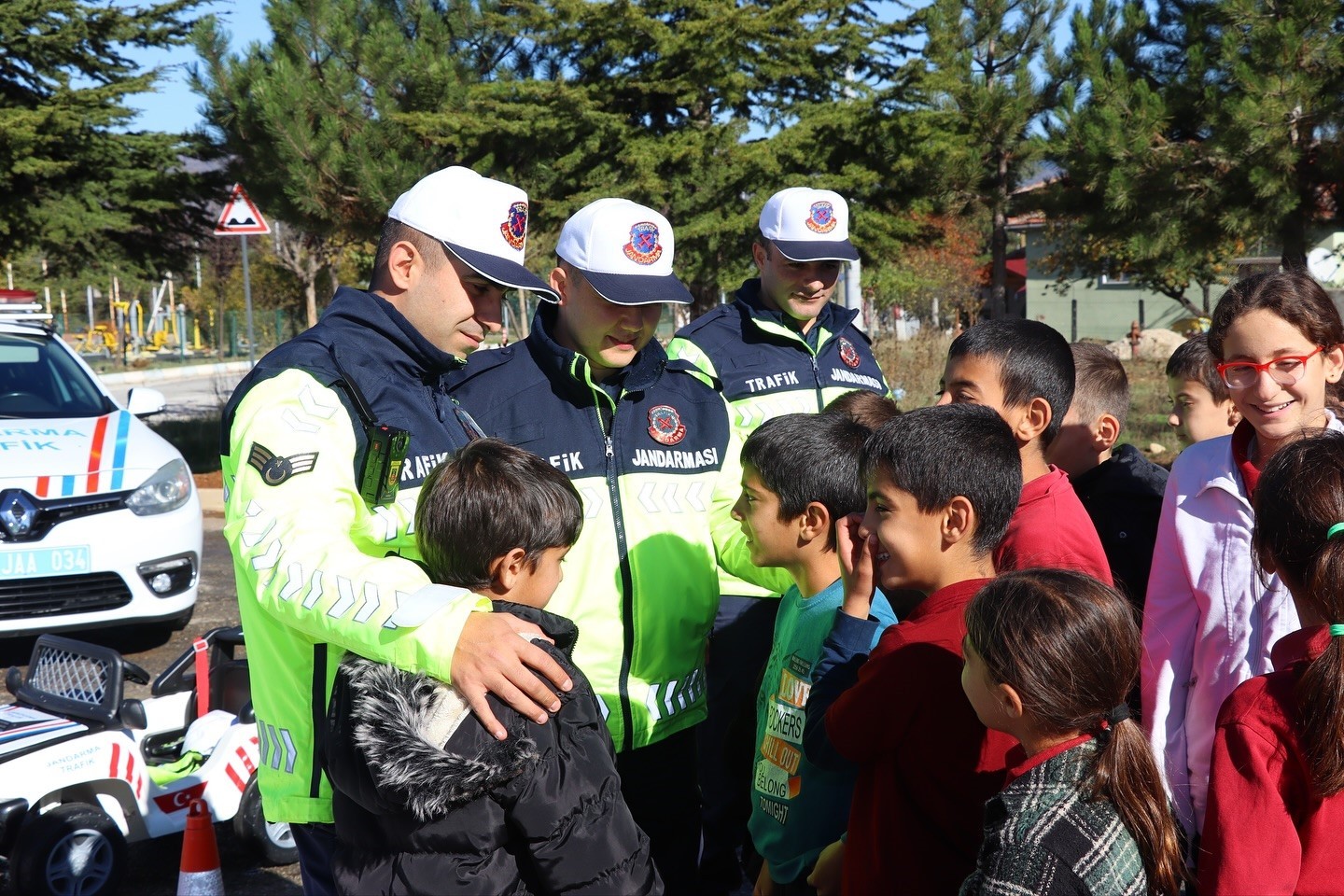 PAZARYERİ’NDE MİNİK ÖĞRENCİLER JANDARMA ETKİNLİKLERİ VE KÖPEK GÖSTERİLERİYLE TANIŞTI