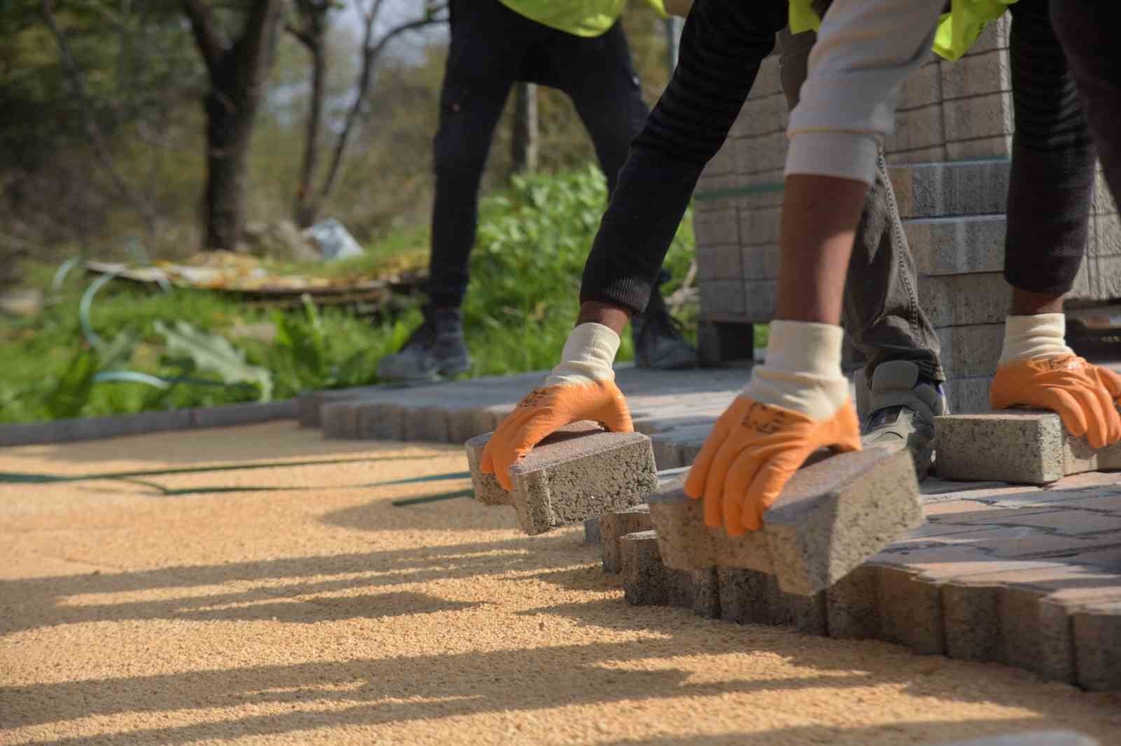 PELİTÖZÜ'NDE CADDE VE SOKAKLAR KİLİT PARKE ÇALIŞMALARIYLA GÜZELLEŞİYOR