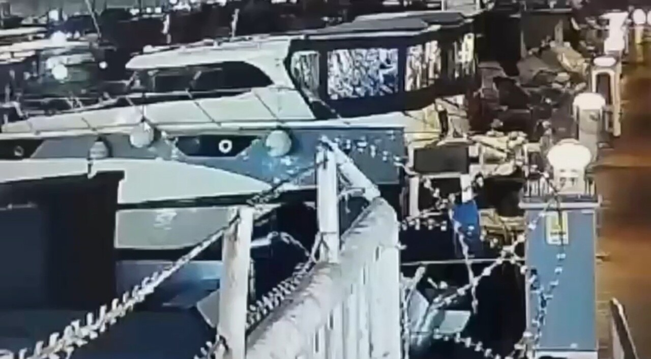 PENDİK MARİNA'DA 3 KİŞİNİN BULUNDUĞU TEKNEDE HALAT KOPMASI SONUCU KAZA YAŞANDI. TEKNENİN ANİDEN...