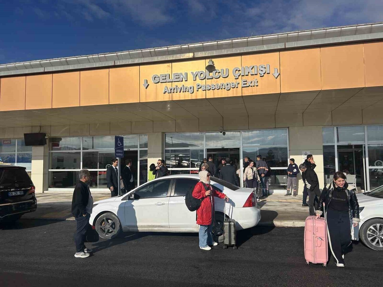 PİST MODERNİZASYONU PLANLANANDAN ERKEN TAMAMLANAN VAN FERİT MELEN HAVALİMANI, YAKLAŞIK ÜÇ AYLIK...