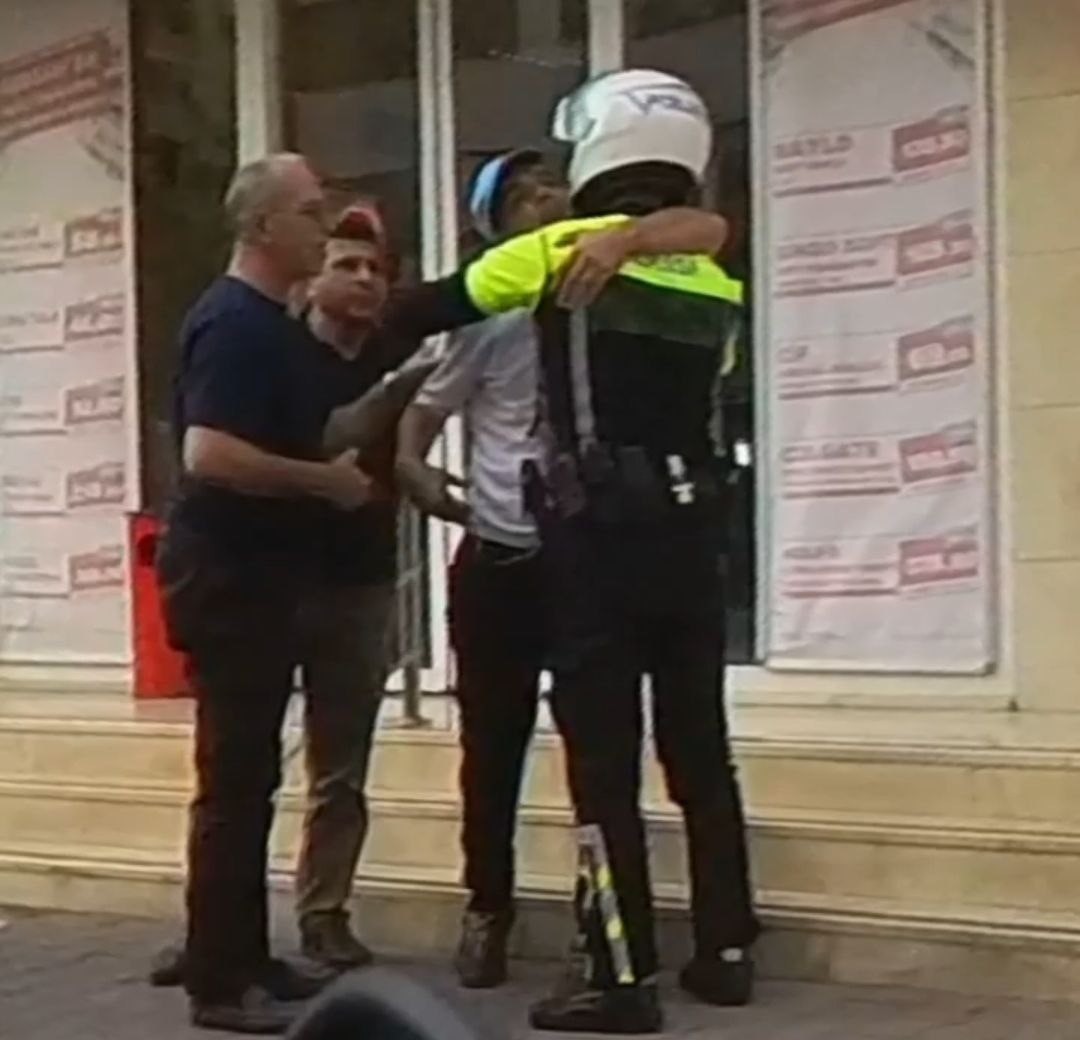 POLİS KALDIRIMA OTURAN GENCİN ÖZEL BİREY OLDUĞUNU FARK ETTİ. BUNUN ÜZERİNE ÖZDEMİR, GENCE...