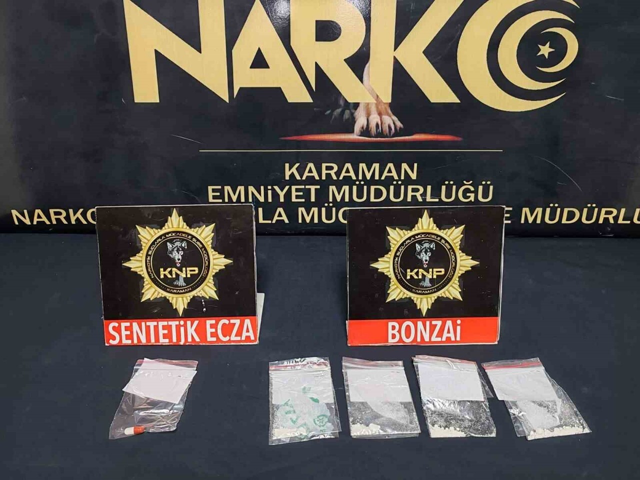 POLİSİN KENT MERKEZİNDE YÜRÜTTÜĞÜ ASAYİŞ UYGULAMALARINDA UYUŞTURUCU VE RUHSATSIZ SİLAHLAR ELE...