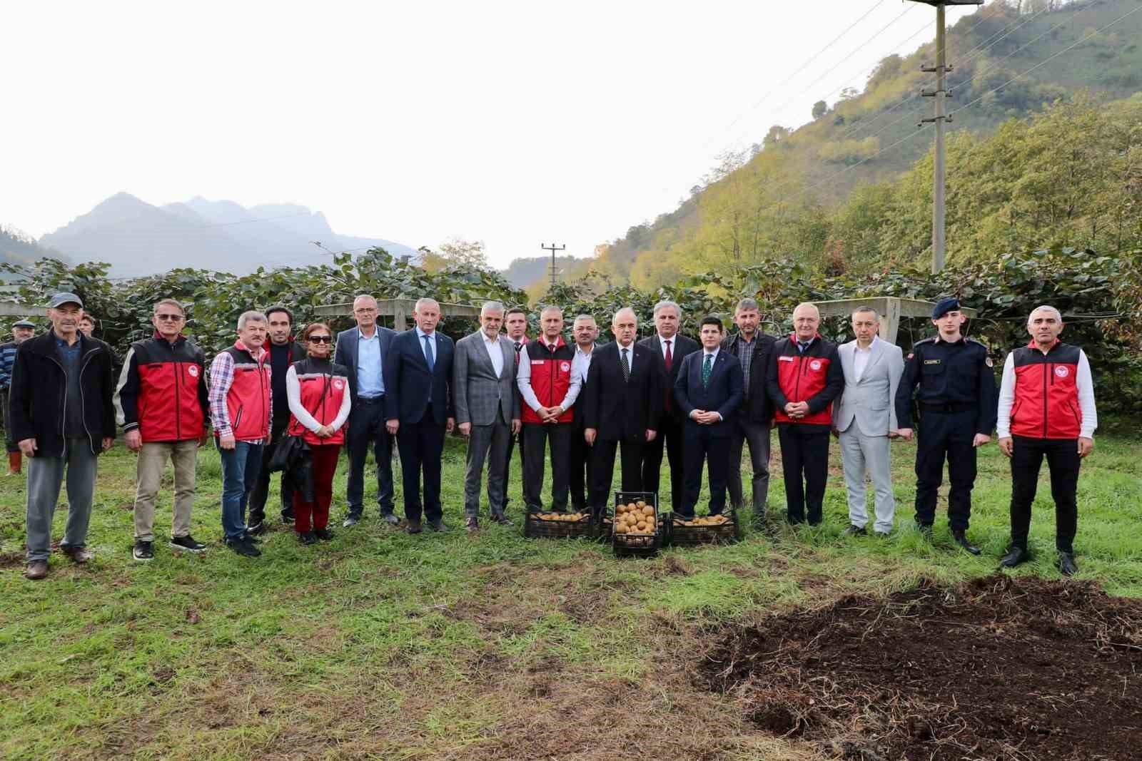 PROGRAMDA VALİ MUAMMER EROL, GÜLYALI KAYMAKAMI MEHMET ZORTUL, GÜLYALI BELEDİYE BAŞKANI MEDET...