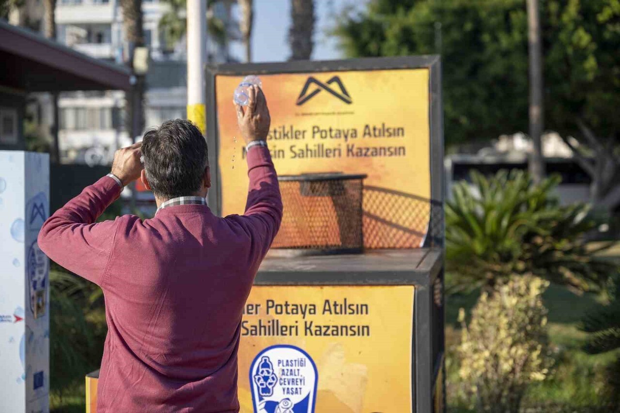 PROJE ÇERÇEVESİNDE ADNAN MENDERES BULVARI SAHİLİNE YERLEŞTİRİLEN PLASTİK TOPLAMA ÜNİTELERİNDE...