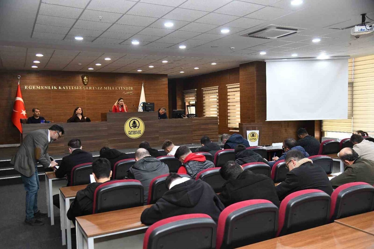 PURSAKLAR BELEDİYESİ, İLÇEDE İSTİHDAMI ARTIRMAK VE VATANDAŞLARA YENİ İŞ FIRSATLARI SUNMAK AMACIYLA...