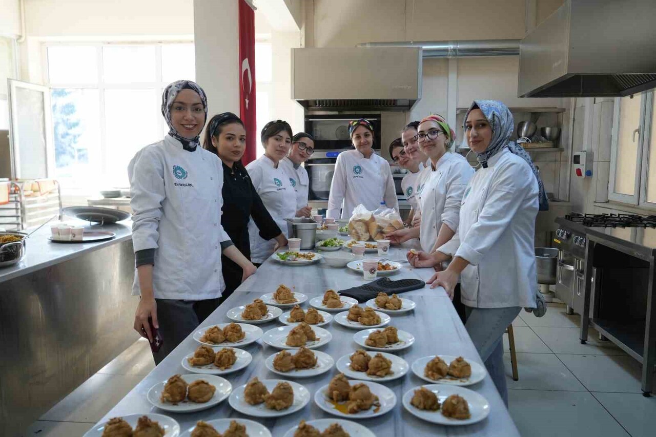 "BİR SOFRADA İKİ NESİL: AİLE KAVRAMININ GÜÇLENDİRİLMESİNDE GASTRONOMİ YOLUYLA KUŞAKLARARASI...