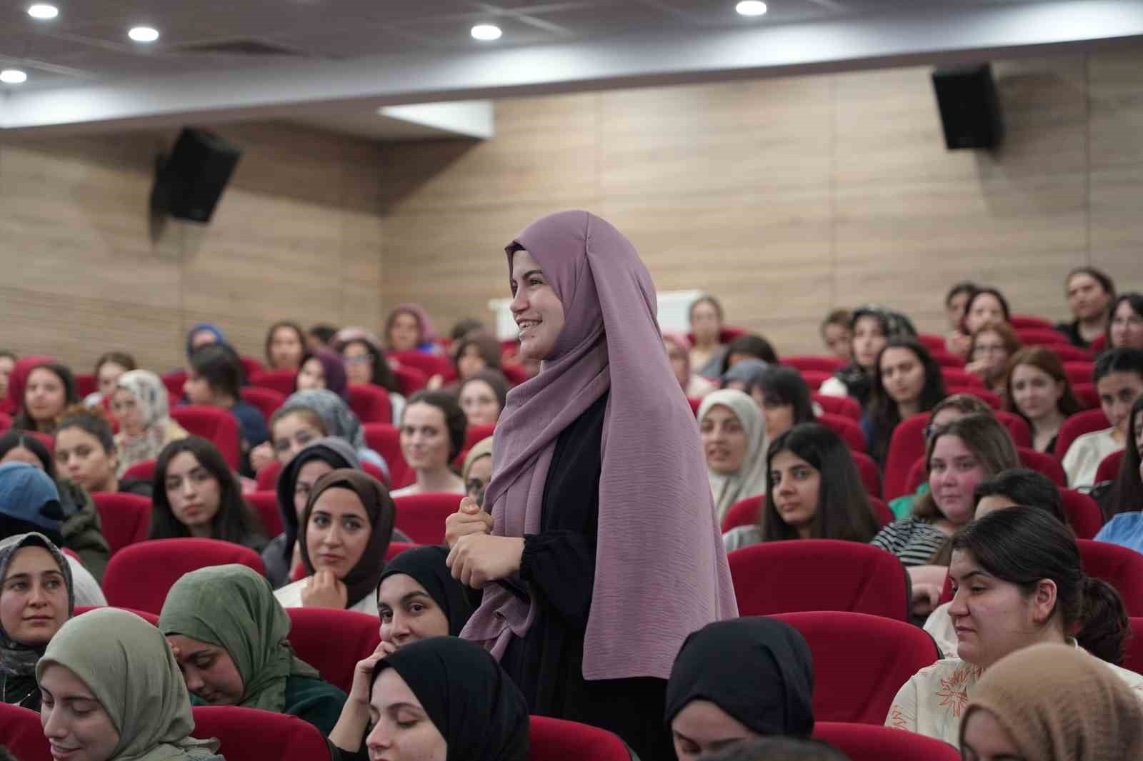 REKTÖR AKKAYA İLE REKTÖR ALİCAN "GENÇLERLE BAŞ BAŞA" PROGRAMINDA ÖĞRENCİLERLE BİR ARAYA...