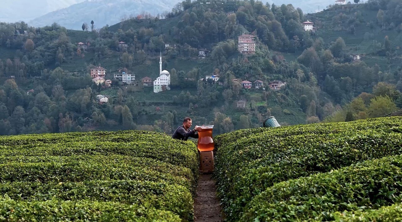 RİZE'DE ARKADAŞ GRUBUNUN DEV ÇAY BARDAĞIYLA ÇEKTİĞİ VİDEO SOSYAL MEDYADA MİLYONLARA ULAŞARAK KISA...