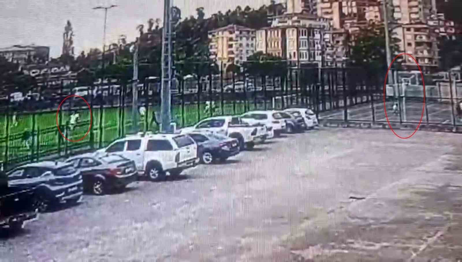 RİZE'DE OYNAN VETERANLAR LİGİ KARŞILAŞMASINDA PAZARSPORLU OYUNCU MUSTAFA BAYAR'IN KALEYE ÇEKTİĞİ...