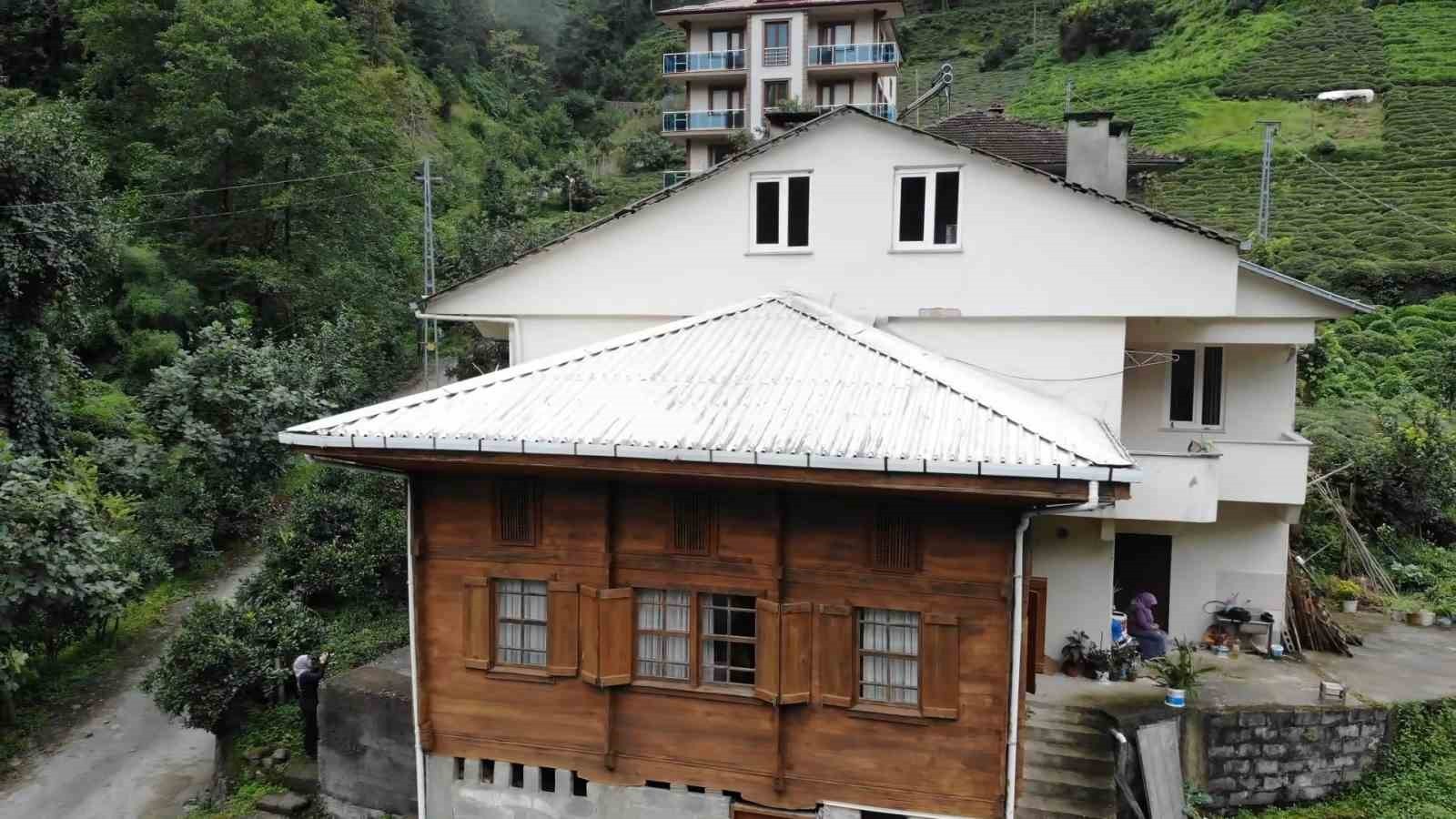 RİZE’DE AHŞAP BABA EVİNE KIYAMAYAN KARDEŞLER, YAPIYA ZARAR VERMEDEN YENİSİNİ HEMEN ARKASINDA İNŞA...
