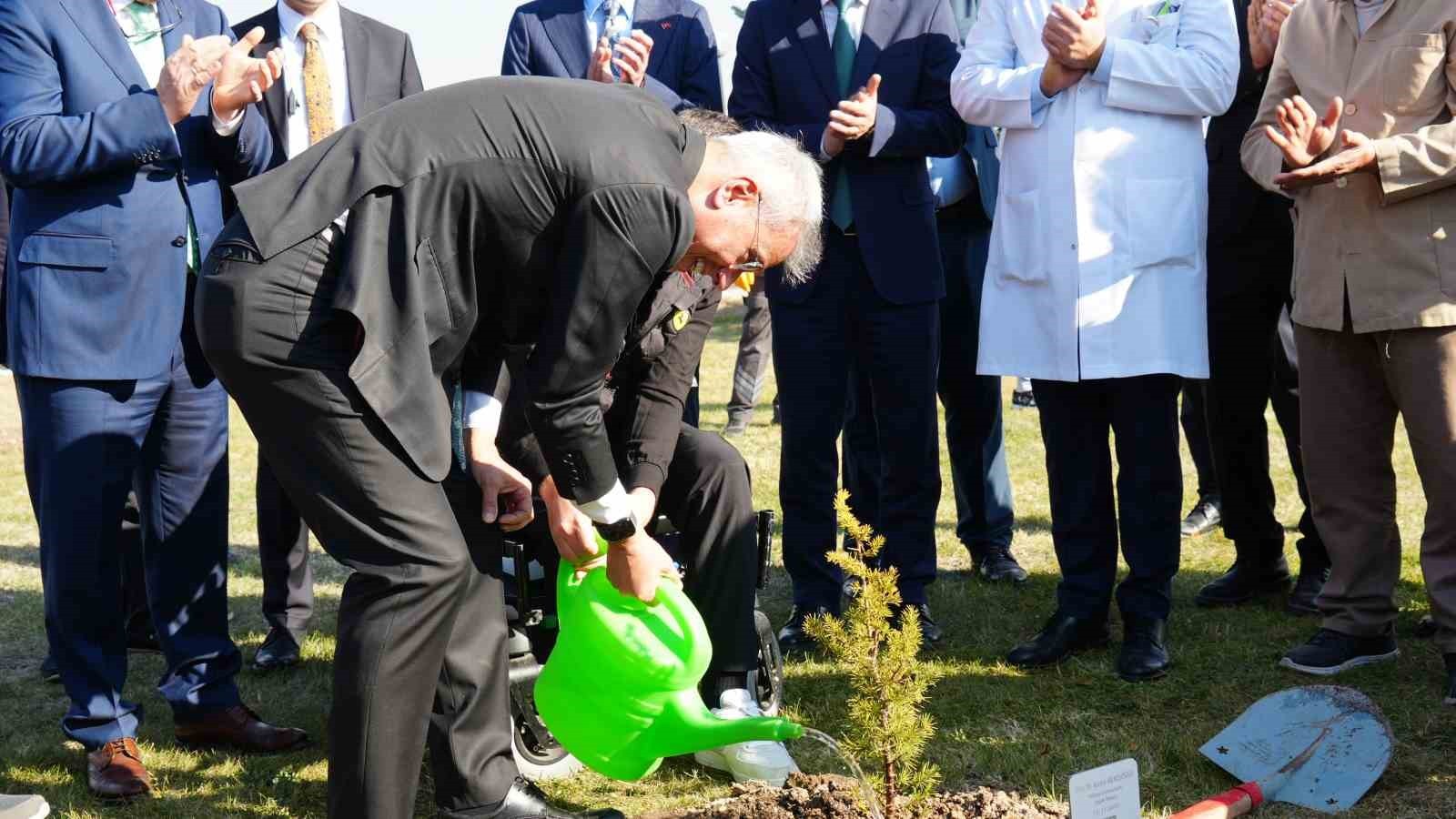SAĞLIK BAKANI KEMAL MEMİŞOĞLU, "ESASINDA HER BİR AĞAÇ CANDIR, CANLIDIR. O CANA İYİ BAKMAMIZ, ONU...
