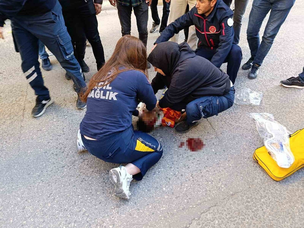 SAĞLIK EKİPLERİNİN İLK MÜDAHALESİNİN ARDINDAN YARALANAN ÇOCUK NUSAYBİN DEVLET HASTANESİNE...