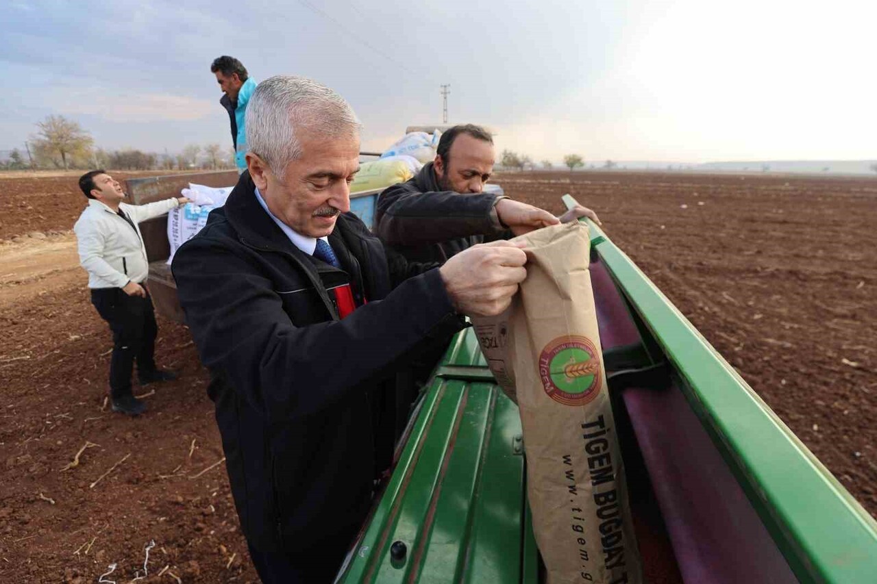 ŞAHİNBEY BELEDİYE BAŞKANI MEHMET TAHMAZOĞLU, ÇİFTÇİLERİN DESTEKLENMESİ İÇİN DAĞITTIĞI BUĞDAY...
