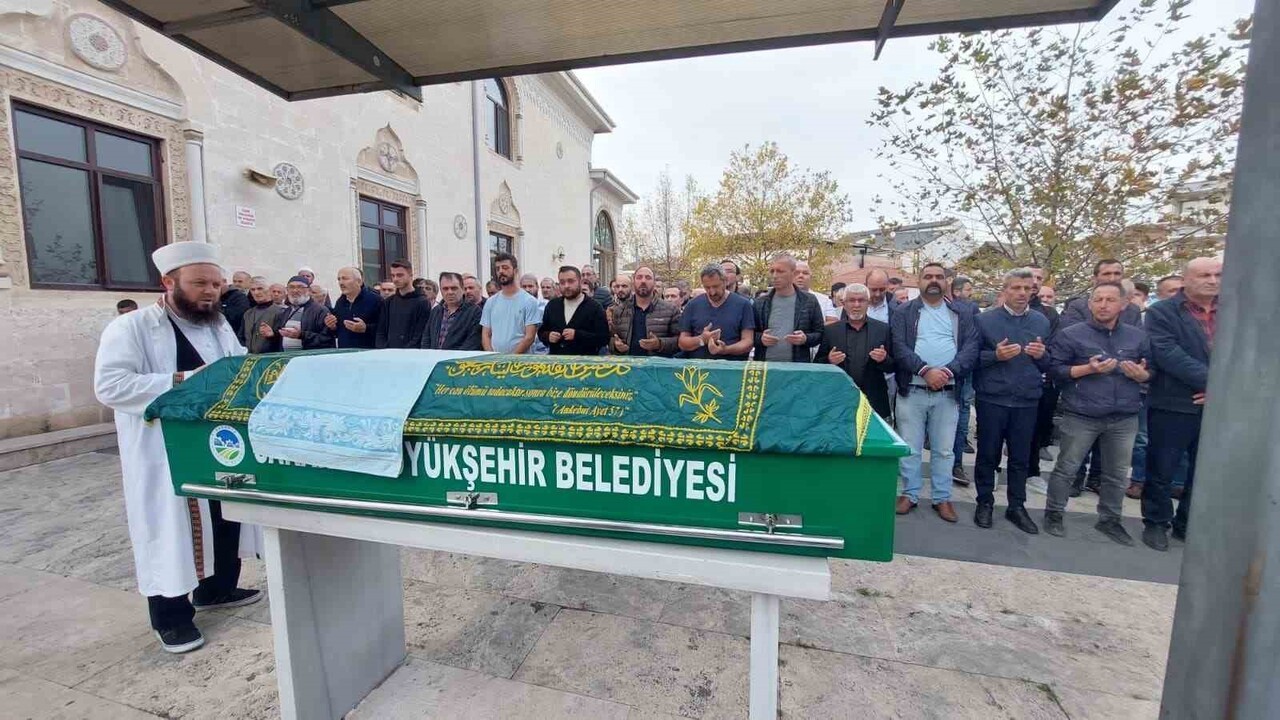 SAKARYA'NIN AKYAZI İLÇESİ D-140 KARA YOLUNDA MEYDANA GELEN KAZADA AĞIR YARALANAN VE KALDIRILDIĞI...