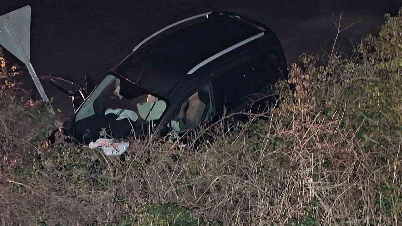 SAKARYA'NIN AKYAZI İLÇESİNDE İKİ HAFİF TİCARİ ARACIN ÇARPIŞMASI NETİCESİNDE MEYDANA GELEN TRAFİK...