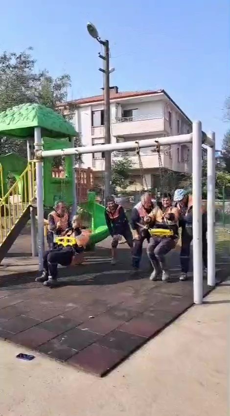 SAKARYA'NIN KARASU İLÇESİNDE TEMİZLİK İŞÇİLERİNİN ÇOCUK PARKINDA SALINCAĞA BİNERKEN GEÇİRDİKLERİ...