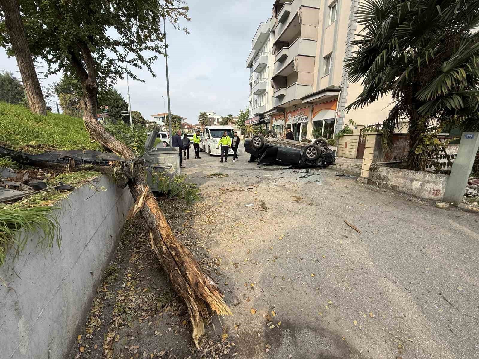 SAKARYA'NIN SERDİVAN İLÇESİNDE KONTROLDEN ÇIKAN OTOMOBİL, TAKLALAR ATARAK YAKLAŞIK 3 METRE...