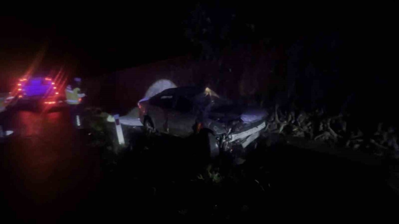 SAKARYA’NIN ADAPAZARI İLÇESİNDE SÜRÜCÜSÜNÜN KONTROLÜNDEN ÇIKAN OTOMOBİL, YOL KENARINDAKİ İSTİNAT...