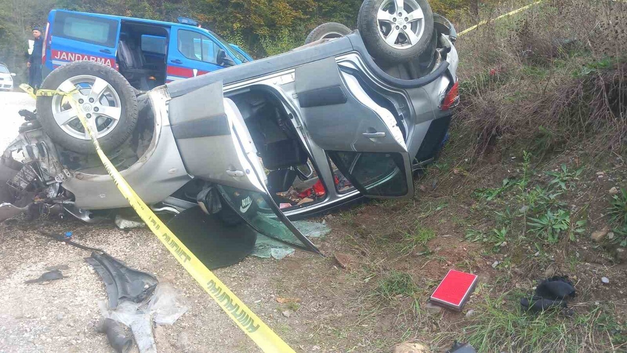 SAKARYA’NIN AKYAZI İLÇESİ D-140 KARA YOLUNDA SÜRÜCÜSÜNÜN KONTROLÜNDEN ÇIKARAK METRELERCE...