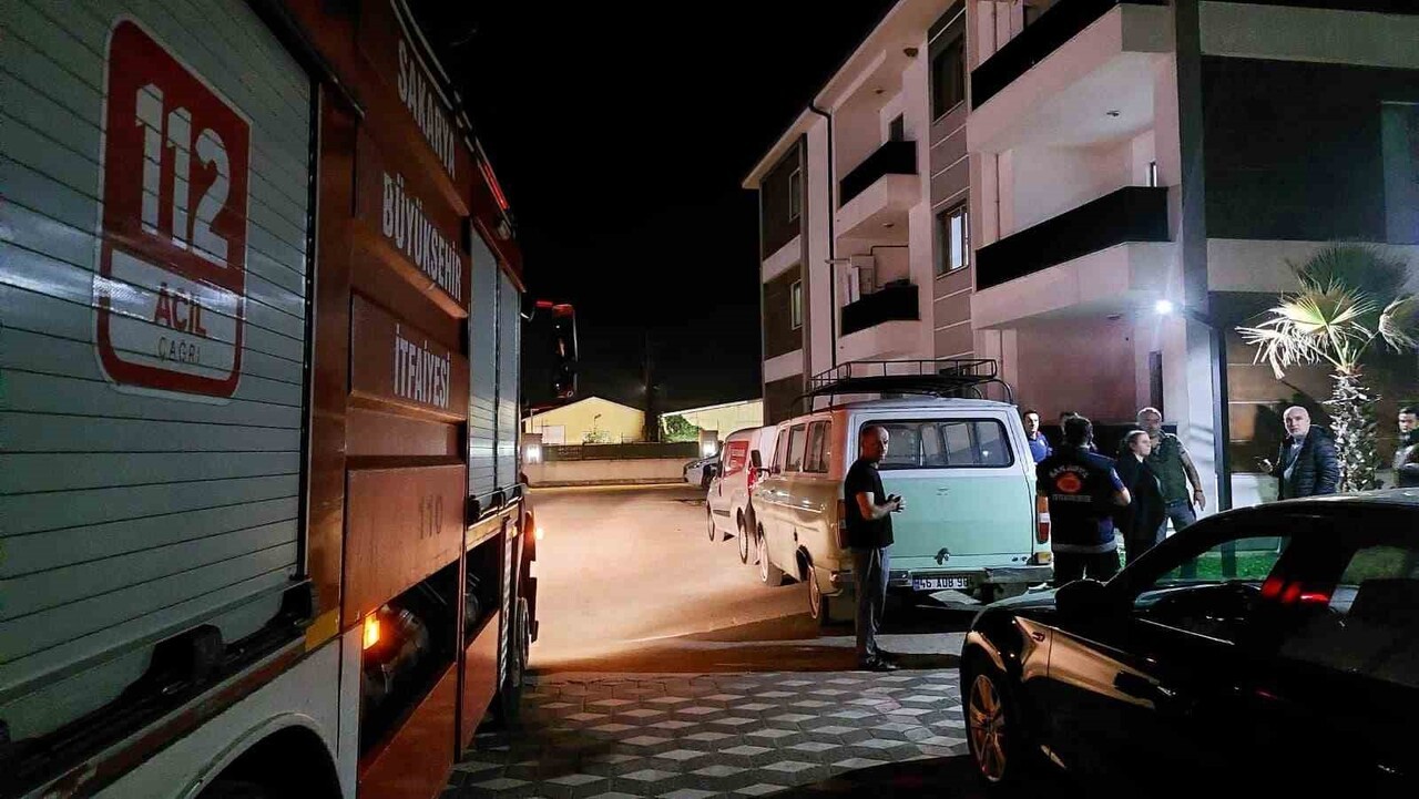 SAKARYA’NIN AKYAZI İLÇESİNDE DÜN GECE SAATLERİNDE AİLESİ MARKETE GİDEN 4 YAŞINDAKİ ÇOCUK EVDE...