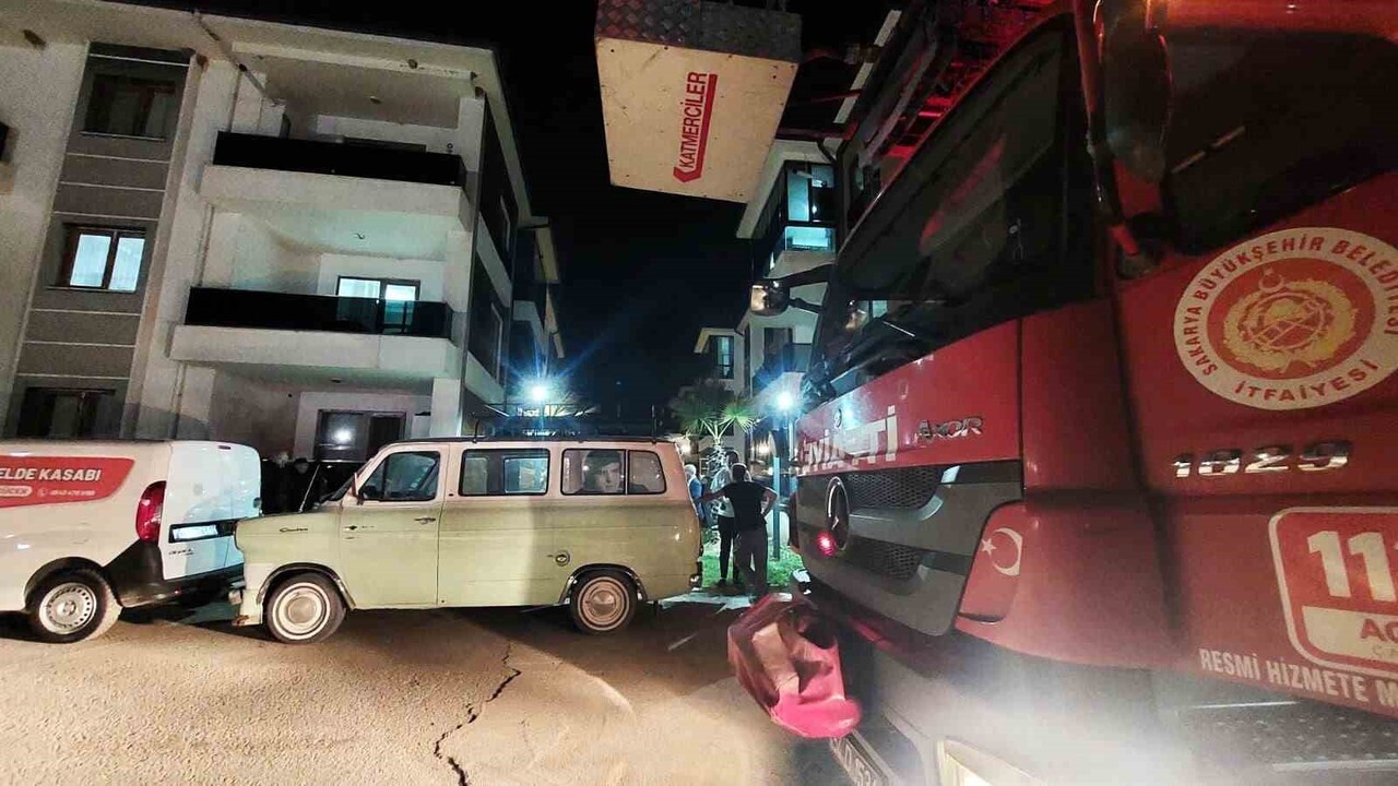SAKARYA’NIN AKYAZI İLÇESİNDE DÜN GECE SAATLERİNDE AİLESİ MARKETE GİDEN 4 YAŞINDAKİ ÇOCUK EVDE...