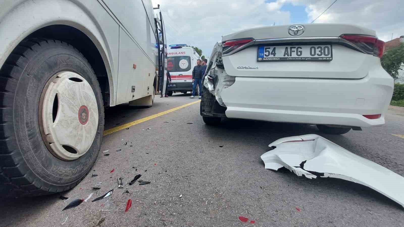 SAKARYA’NIN AKYAZI İLÇESİNDE ÖNÜNDE YAVAŞLAYAN ARACA ÇARPARAK MANEVRA YAPAN İŞÇİ SERVİSİ KARŞI...