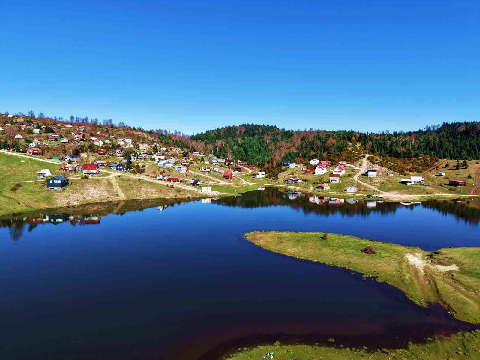SAKARYA’NIN AKYAZI İLÇESİNDE YER ALAN SULTANPINAR YAYLASI, SONBAHARIN GELİŞİYLE BİRLİKTE ADETA...