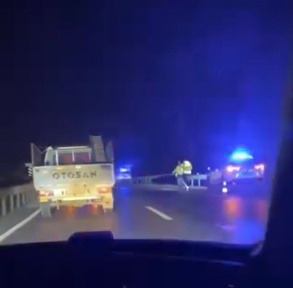 SAKARYA’NIN ARİFİYE İLÇESİ D-650 KARA YOLU OTOBAN KÖPRÜSÜ ÜZERİNDE ÇARPIŞARAK KONTROLDEN ÇIKAN İKİ...