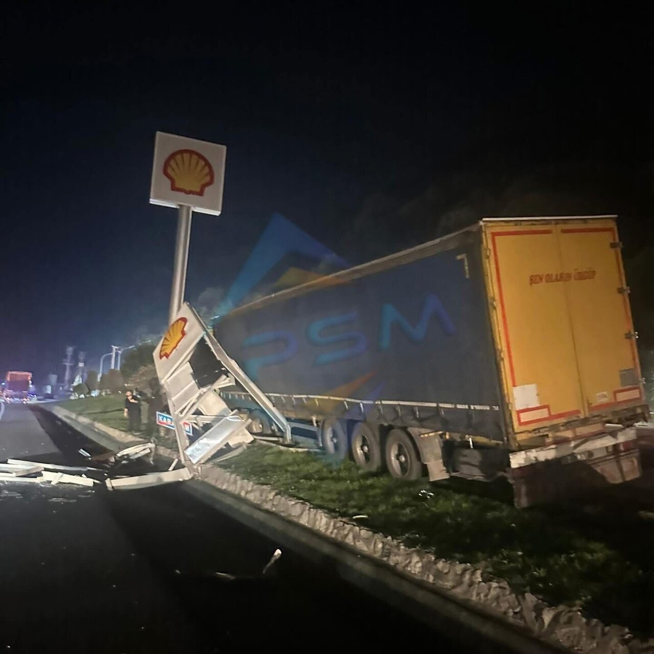 SAKARYA’NIN GEYVE İLÇESİ D-650 KARA YOLUNDA KONTROLDEN ÇIKAN TIR, YÖN TABELASINA ÇARPTIKTAN SONRA...