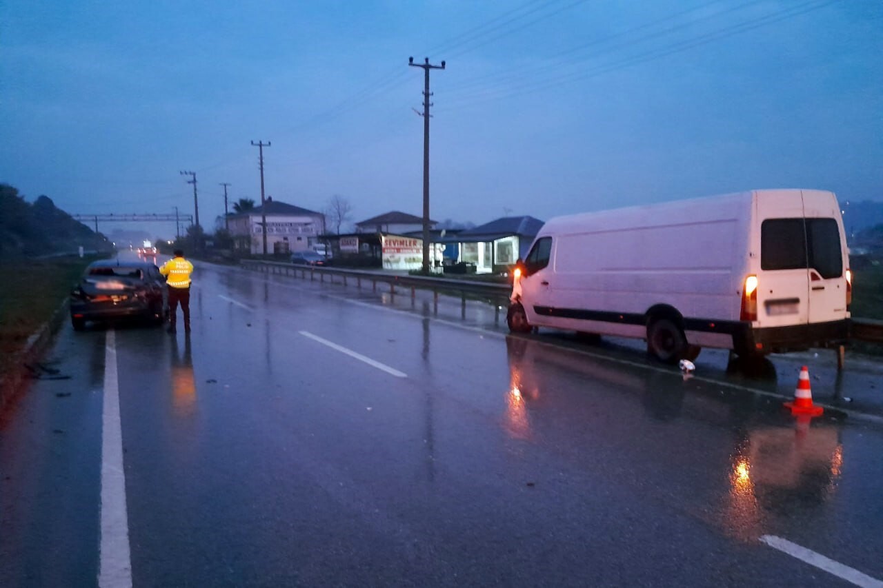 SAKARYA’NIN KARASU İLÇESİNDE OTOMOBİL İLE MİNİBÜSÜN ÇARPIŞMASI NETİCESİNE 4 KİŞİ...