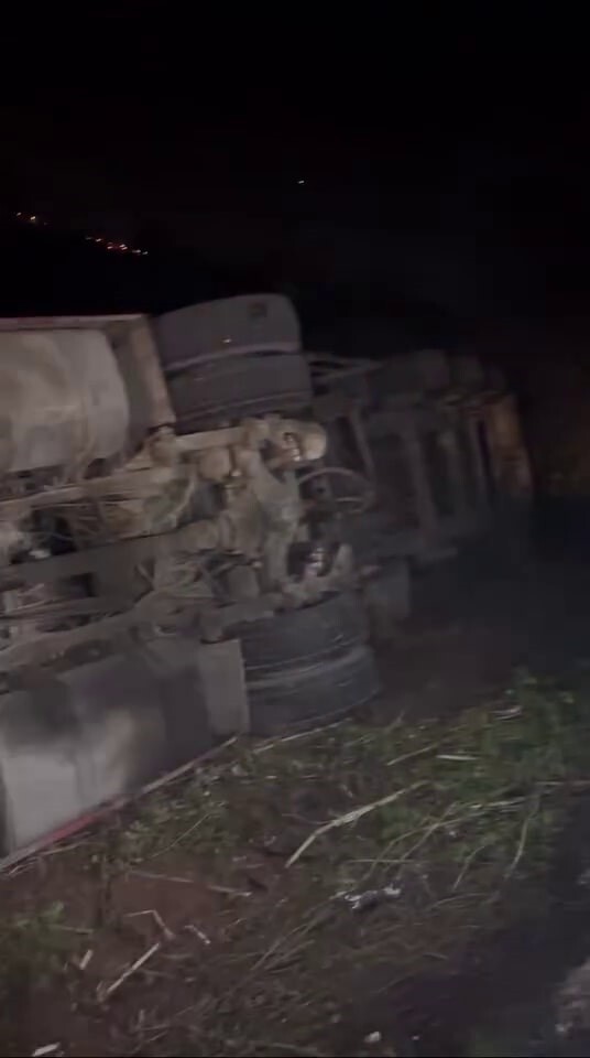 SAKARYA’NIN KAYNARCA İLÇESİNDE KONTROLDEN ÇIKAN KAMYON, ELEKTRİK DİREĞİNİ YIKARAK YOL KENARINA...