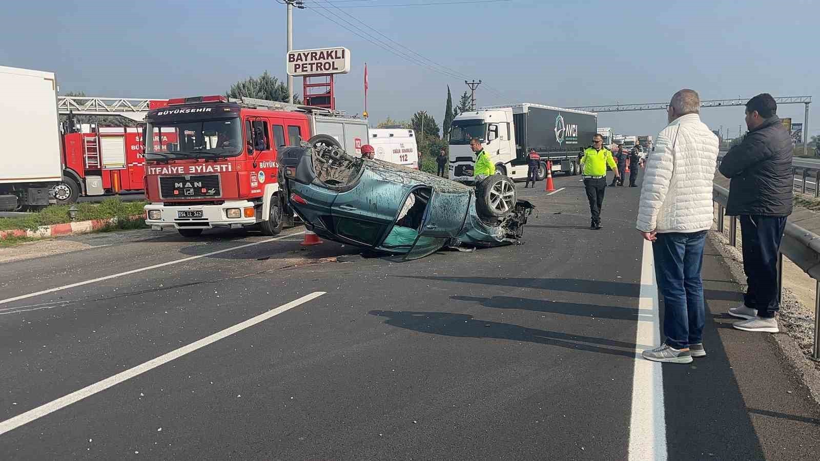 SAKARYA’NIN PAMUKOVA İLÇESİ D-650 KARA YOLUNDA SÜRÜCÜSÜNÜN KONTROLÜNDEN ÇIKAN OTOMOBİL TAKLA...