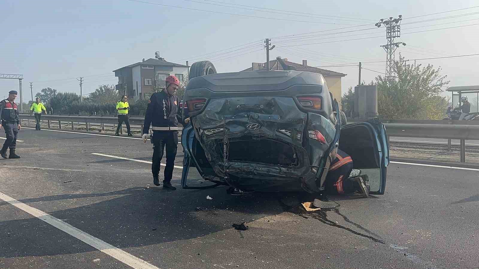 SAKARYA’NIN PAMUKOVA İLÇESİ D-650 KARA YOLUNDA SÜRÜCÜSÜNÜN KONTROLÜNDEN ÇIKAN OTOMOBİL TAKLA...