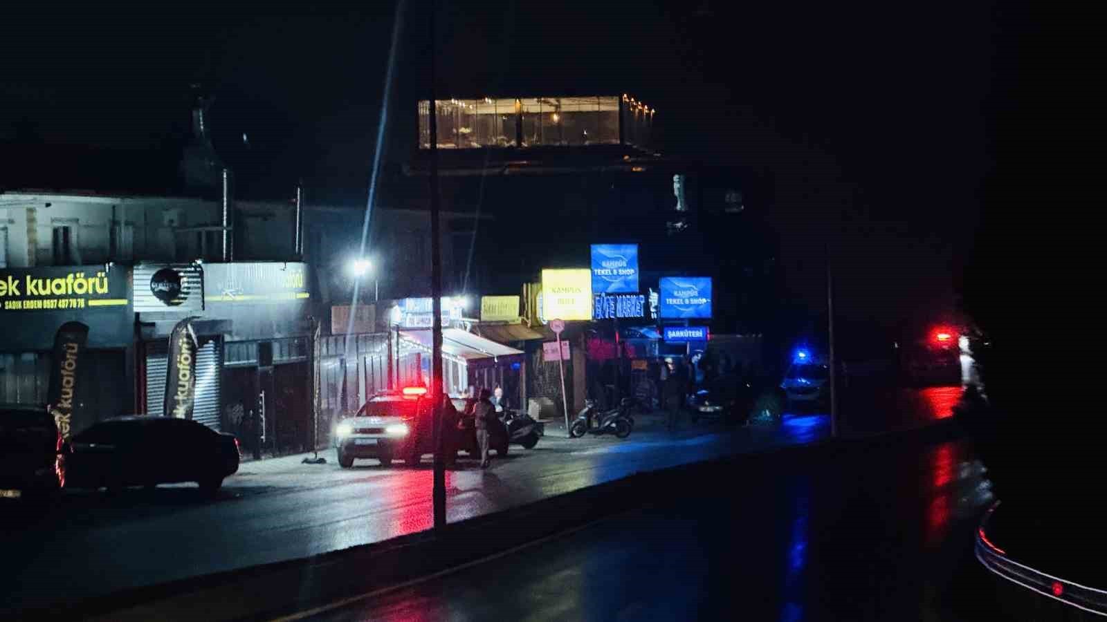 SAKARYA’NIN SERDİVAN İLÇESİNDE TEKEL BAYİSİNE BİR ARAÇ İÇERİSİNDEN SİLAHLA ATEŞ AÇILDI. PANİĞE...