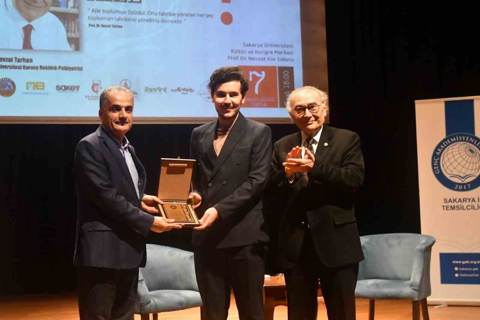 SAKARYA ÜNİVERSİTESİNDE DÜZENLENEN "NEDEN SON SIĞINAK AİLE?" BAŞLIKLI KONFERANSTA KONUŞAN PROF....