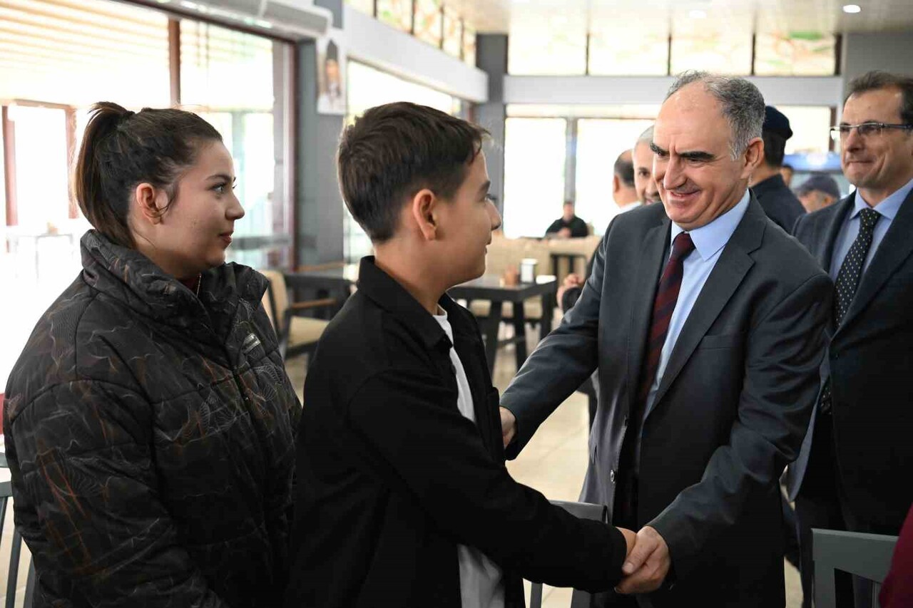 SALİHLİ’DE DÜZENLENEN PROGRAMDA ŞEHİT YAKINLARI VE GAZİLERLE BİR ARAYA GELEN MANİSA VALİSİ...