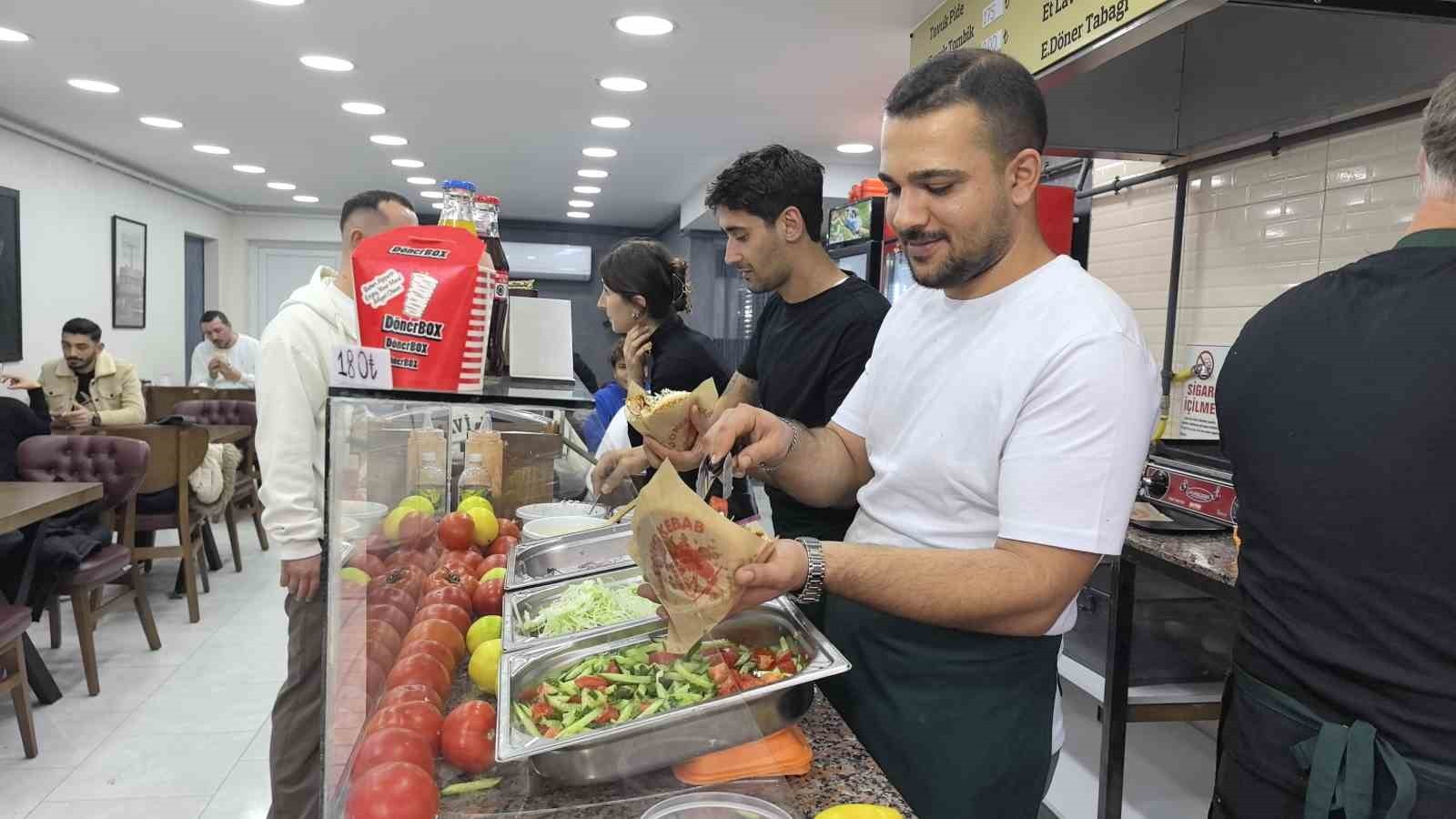 ŞAMPİYONLAR LİGİ’NDEN DÖNERCİLİĞE BEŞİKTAŞ’IN ESKİ FUTBOLCUSU FUTBOLU BIRAKTI, DÖNERCİ...
